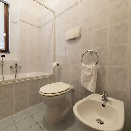 2-bedroom Lakeview At The דירה