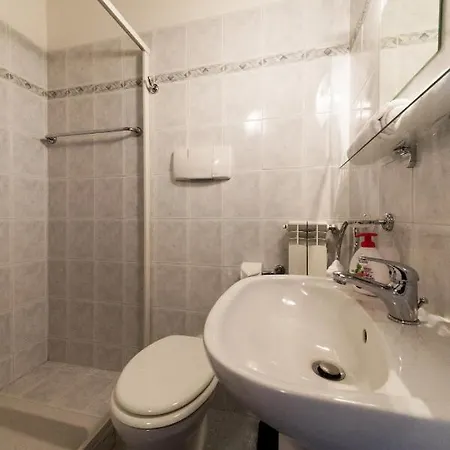 2-bedroom Lakeview At The *